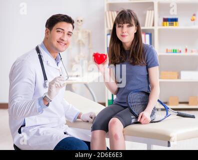 Le joueur de tennis féminin visiter homme médecin pour le check-up Banque D'Images