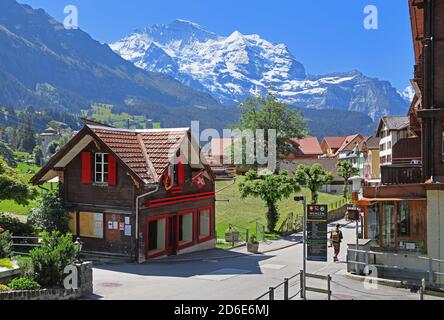 Dorfstrasse au centre avec le massif de la Jungfrau (4158m), Wengen, région de la Jungfrau, Oberland bernois, canton de Berne, site du patrimoine mondial de l'UNESCO, Suisse Banque D'Images