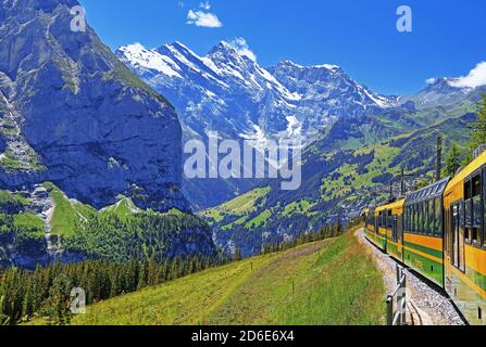 Wengernalp Railway avec vue sur la vallée de Lauterbrunnen et Tschingelhorn (3562 m), Wengen, région de la Jungfrau, Oberland bernois, canton de Berne, site du patrimoine mondial de l'UNESCO, Suisse Banque D'Images