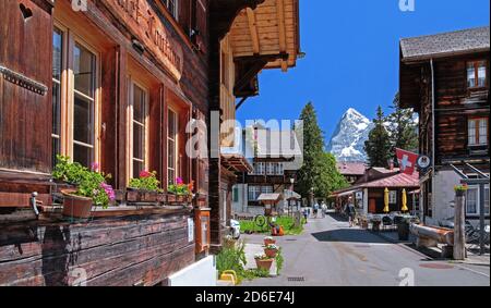 Dorfstrasse avec Eiger (3967m), Mürren, région de Jungfrau, Oberland bernois, canton de Berne, site du patrimoine mondial de l'UNESCO, Suisse Banque D'Images