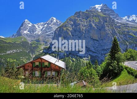 Maison de montagne avec trois sommets Eiger (3967m), Mönch (4107m) et massif de la Jungfrau (4158m), Mürren, région de la Jungfrau, Oberland bernois, canton de Berne, site du patrimoine mondial de l'UNESCO, Suisse Banque D'Images