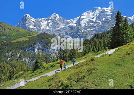 Sentier de randonnée avec trois sommets de l'Eiger (3967m), du Mönch (4107m) et du massif de la Jungfrau (4158m), Mürren, région de la Jungfrau, Oberland bernois, canton de Berne, site du patrimoine mondial de l'UNESCO, Suisse Banque D'Images