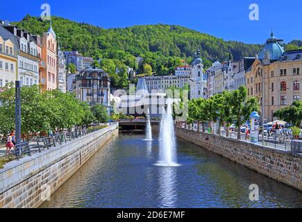 Rivière Tepla avec fontaine dans le spa, Karlovy Vary, triangle spa, Bohême, République Tchèque Banque D'Images