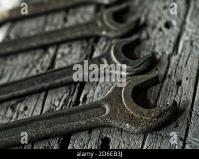 Anciennes clés sur fond en bois Banque D'Images