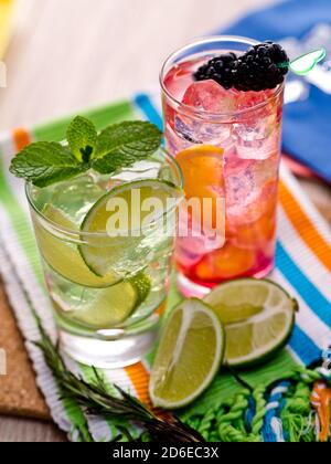 Deux cocktails rafraîchissants d'été avec citron vert, menthe, canneberge sur une table Banque D'Images