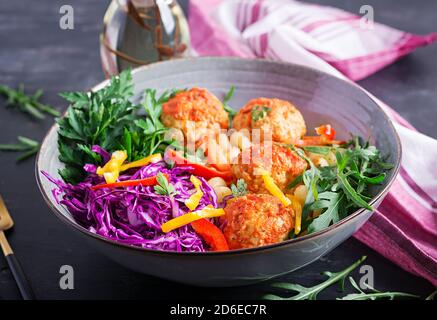 Pâtes italiennes. Cavatappi avec boulettes de viande et salade sur fond sombre. Dîner. Concept de Slow Food Banque D'Images