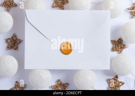 Cadre décoratif de Noël en guirlande brillante, étoiles faites à la main et enveloppe de lettres sur fond blanc, espace de copie. Pose à plat. Félicitations c Banque D'Images