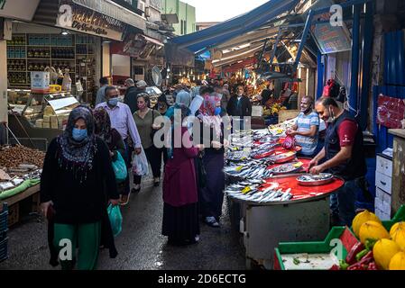 Kemeraltı synagogue historique rue et marché aux poissons Izmir Turquie Banque D'Images