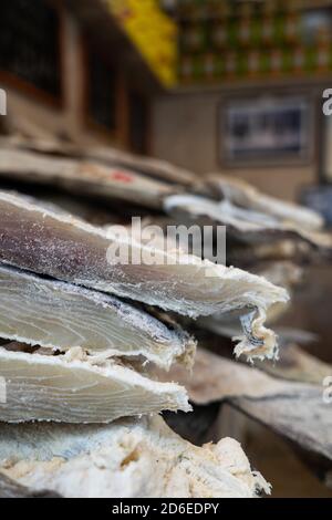 La morue salée et séchée est vendue à l'épicerie locale Banque D'Images