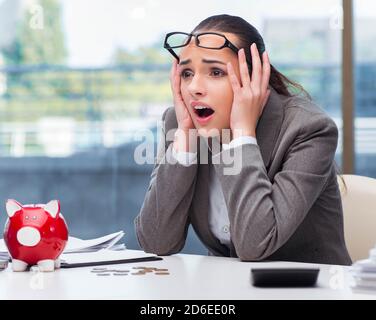 Faillite faillite businesswoman with piggy bank Banque D'Images