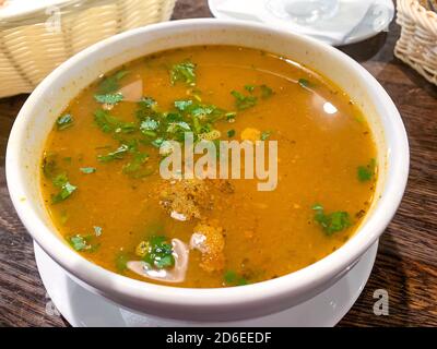 Soupe épicée au kharcho blanc, cuisine géorgienne. Banque D'Images