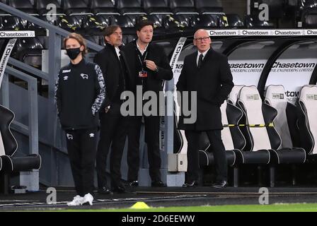 Phillip Cocu, directeur du comté de Derby (à gauche), parle avec le propriétaire Mel Morris (à droite) avec Stephen Pearce, directeur général du comté de Derby, avant le match du championnat Sky Bet à Pride Park, Derby. Banque D'Images