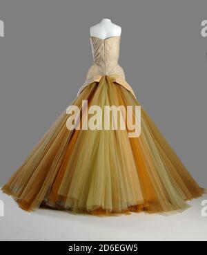 Soie mousseline, taffetas, et robe de boule de filet intitulée papillon, conçu par Charles James et fabriqué par Marshall Field and Co., New York, 1954. Banque D'Images