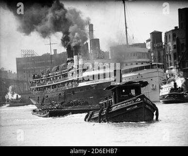 Vue sur South Haven, Michigan remorqueur et ferry pour passagers sur la rivière Chicago, Chicago, Illinois, vers 1915. Banque D'Images