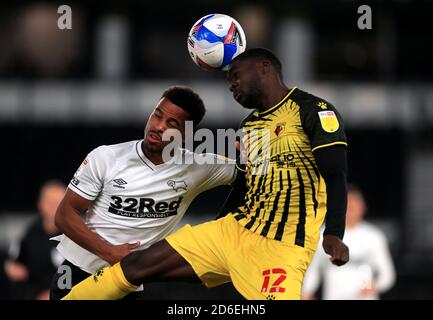 Nathan Byrne (à gauche) du comté de Derby et Ken Sema (à gauche) de Watford se battent pour le ballon lors du match du championnat Sky Bet à Pride Park, Derby. Banque D'Images