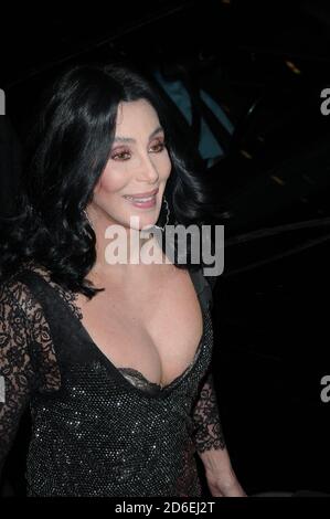 Cher arrive à LA première de 'Burlesque' au Grauman's Chinese Theatre, Hollywood Banque D'Images