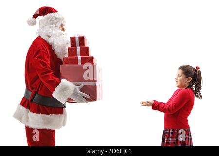 Père Noël donnant des cadeaux à une petite fille heureuse isolée sur arrière-plan blanc Banque D'Images