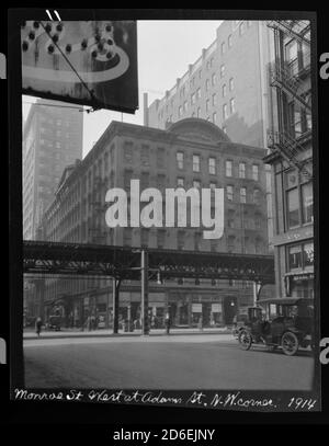 Vue sur les voies surélevées à l'angle de Wabash Avenue et Monroe Street, Chicago, Illinois, 1914. Banque D'Images