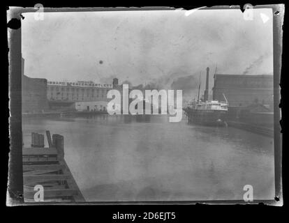 Vue sur la rivière Chicago, à l'est depuis le pont de Rush Street, Chicago, Illinois, vers 1900. Banque D'Images