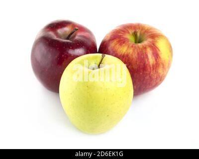 Trois pommes disposées sur fond blanc Banque D'Images