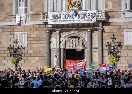 Barcelone, Espagne. 16 octobre 2020. Des manifestants à la porte du Palau de la Generalitat de Catalogne pendant la manifestation.des centaines de travailleurs du secteur des bars et restaurants ont manifesté devant le Palau de la Generalitat de Catalunya contre le décret qui force les établissements du secteur à rester fermés pour 15 Jours dus à l'augmentation des cas Covid-19. Crédit : SOPA Images Limited/Alamy Live News Banque D'Images