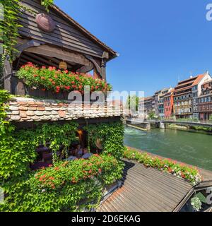 Vue du restaurant au Pont St.Martin à la petite France, Strasbourg, Alsace, France Banque D'Images