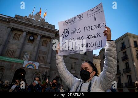 Barcelone, Espagne. 16 octobre 2020. Un manifestant tenant un écriteau exprimant son opinion à la Plaza de Sant Jaume pendant la manifestation.des centaines d'employés du secteur des bars et restaurants ont manifesté devant le Palau de la Generalitat de Catalunya contre le décret qui force les établissements du secteur à rester fermés pour 15 jours en raison de l'augmentation des cas Covid-19. Crédit : SOPA Images Limited/Alamy Live News Banque D'Images