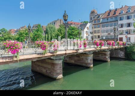 Pont Ste Madelaine à travers les malades jusqu'au Quai des Bateliers, Strasbourg, Alsace, France Banque D'Images