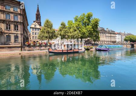 Le Palais Rohan et la Cathédrale de Strasbourg se reflètent dans la rivière Ill, Strasbourg, Alsace, France Banque D'Images