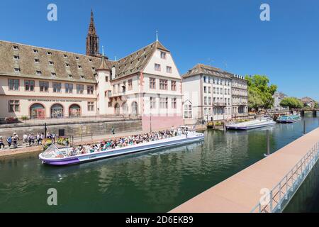 Excursion bateaux sur l'Ill en face du musée historique, Munster derrière lui, Strasbourg, Alsace, France Banque D'Images