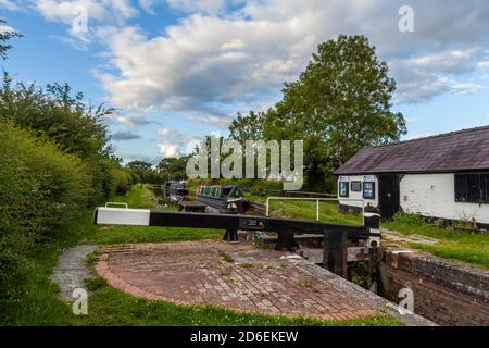 Écluses de Frankton, une porte d'éclusage sur le canal Moontgomery. Ce tronçon du canal marque le début du canal car il s'écarte du canal de Llangollen Banque D'Images