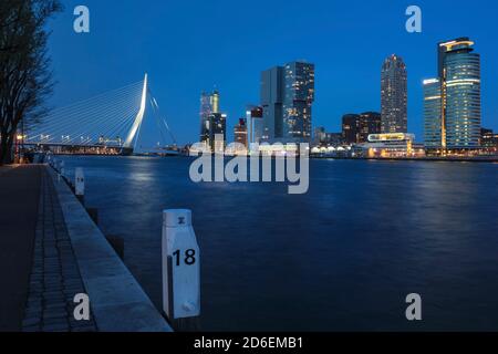 Nieuwe Maas avec le pont Erasmus et des immeubles en hauteur, Rotterdam, Hollande-du-Sud, pays-Bas Banque D'Images