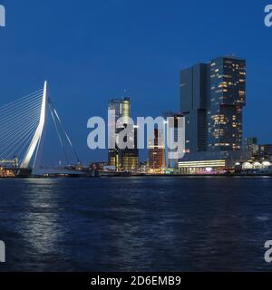 Nieuwe Maas avec le pont Erasmus et les gratte-ciels à l'heure bleue, Rotterdam, Hollande-du-Sud, pays-Bas Banque D'Images