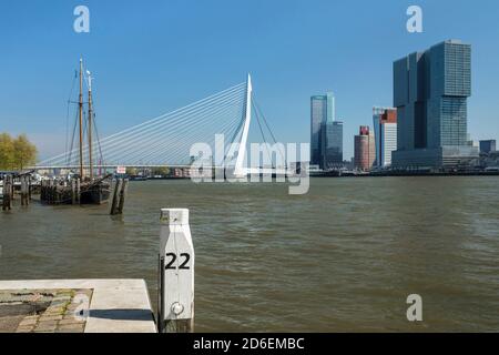 Nieuwe Maas avec le pont Erasmus et des immeubles en hauteur, Rotterdam, Hollande-du-Sud, pays-Bas Banque D'Images