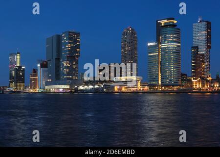 Vue sur le Nieuwe Maas jusqu'à la ligne d'horizon avec World Port Center, l'hôtel New York et le gratte-ciel de Montevideo, Rotterdam, Hollande du Sud, pays-Bas Banque D'Images