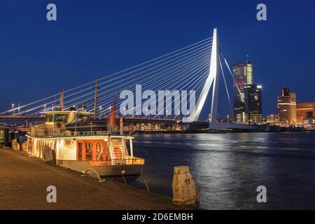 Pont Erasmus et bâtiments de grande hauteur sur le Nieuwe Maas, Rotterdam, Hollande-Sud, pays-Bas Banque D'Images