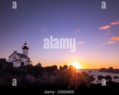 Phare de Pontusval en Bretagne au coucher du soleil Banque D'Images