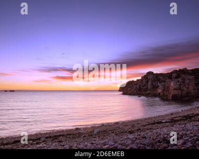 Côte rocheuse en Bretagne. Coucher de soleil sur la mer Banque D'Images