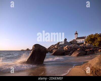 Phare de Pontusval en Bretagne. Soleil en soirée, vue de la plage Banque D'Images