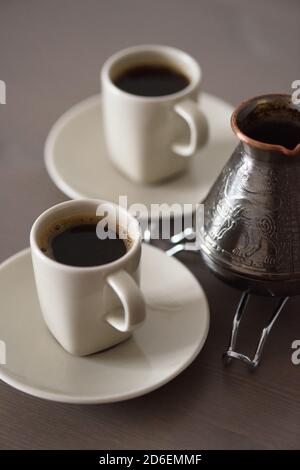 Café turc noir préparé dans un style minimaliste de la cafetière turque gros plan Banque D'Images