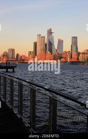 Vue nocturne sur Hudson yards à Chelsea Manhattan New York Ville avec le fleuve Hudson en premier plan depuis le front de mer de Hoboken Nouveau Jersey.NJ États-Unis Banque D'Images