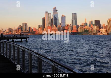 Hudson yards à la tombée de la nuit dans le quartier Chelsea de Manhattan New York avec l'Hudson River en premier plan depuis le front de mer de Hoboken New Jersey.NJ États-Unis Banque D'Images