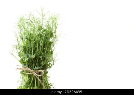 Aliments biologiques sains présents. Bouquet de rondelles de pois avec tendrils attaché avec corde de chanvre vue latérale Copy space Banque D'Images