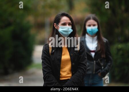 Bucarest, Roumanie - 10 octobre 2020 : des personnes portant des masques se sont rassemblées à distance au cours d'une réunion de préparation aux séismes communautaires à Buchar Banque D'Images