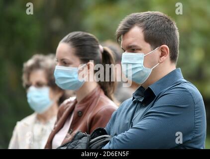 Bucarest, Roumanie - 10 octobre 2020 : des personnes portant des masques se sont rassemblées à distance au cours d'une réunion de préparation aux séismes communautaires à Buchar Banque D'Images