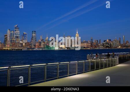Vue au crépuscule sur Hudson yards et Midtown Manhattan depuis Promenade en bord de mer sur la rivière Hudson.Hoboken.New Jersey.USA Banque D'Images