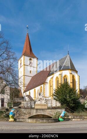 Allemagne, Bade-Wurtemberg, Holzgerlingen, mémorial de guerre première Guerre mondiale 1914-1918 en face de l'EV. Église Maurice, XVe siècle. Fin du Moyen âge. La tour de défense du XIe siècle est protégée par des monuments. Banque D'Images