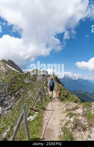 Randonnée jusqu'au Seefelder Spitze dans les montagnes Karwendel en Autriche. Banque D'Images