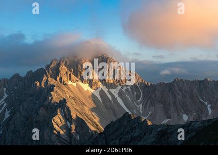 Vue sur le Reither Spitze (2374 m) dans les monts Karwendel en Autriche. Banque D'Images