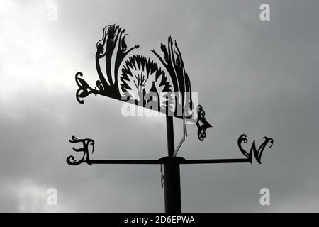 Alloway , les weathervanes d'Ayrshire sur le chemin des poètes au parc du patrimoine de Burns racontant l'histoire de Tam o Shanter. TAM laisse dans un stupeur ivre du pub local sur son fidèle Steed Meg et rencontre le diable et les sorcières à Alloway Auld Kirk, où il est chassé au-dessus de l'Auld Brig et son cheval perd sa queue. Un sentier piétonnier attrayant relie Burns Cottage au site principal du musée. En chemin, vous pouvez repérer des affiches originales conçues par Timorous Beasties, Banque D'Images